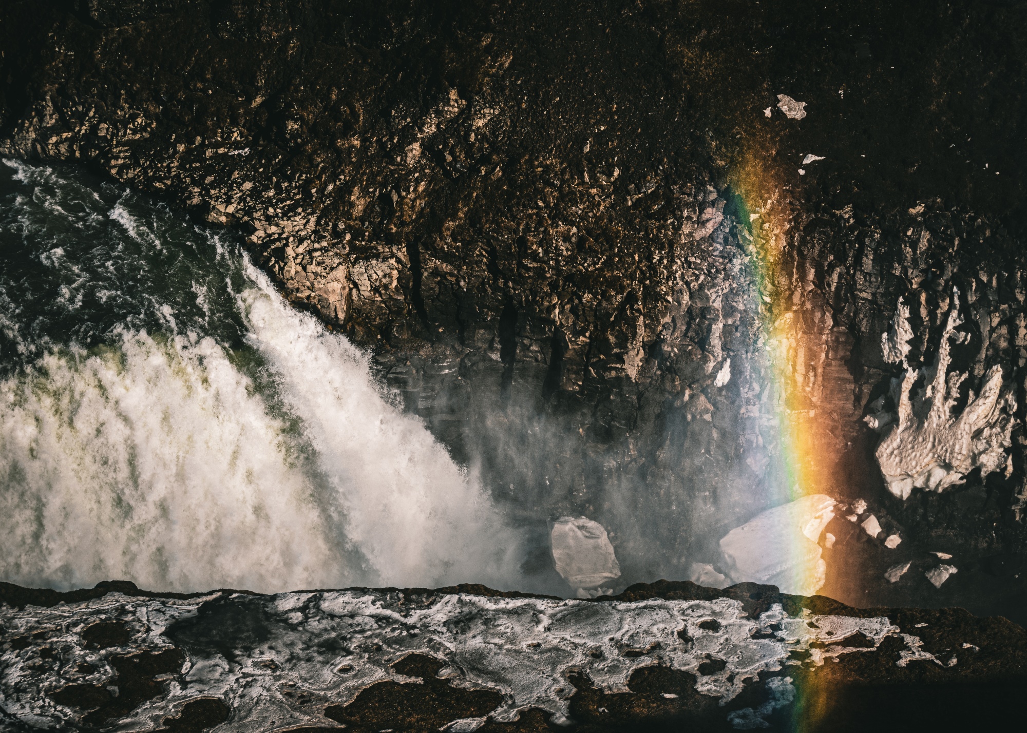Gullfoss með fallegan regnboga á sólríkum degi