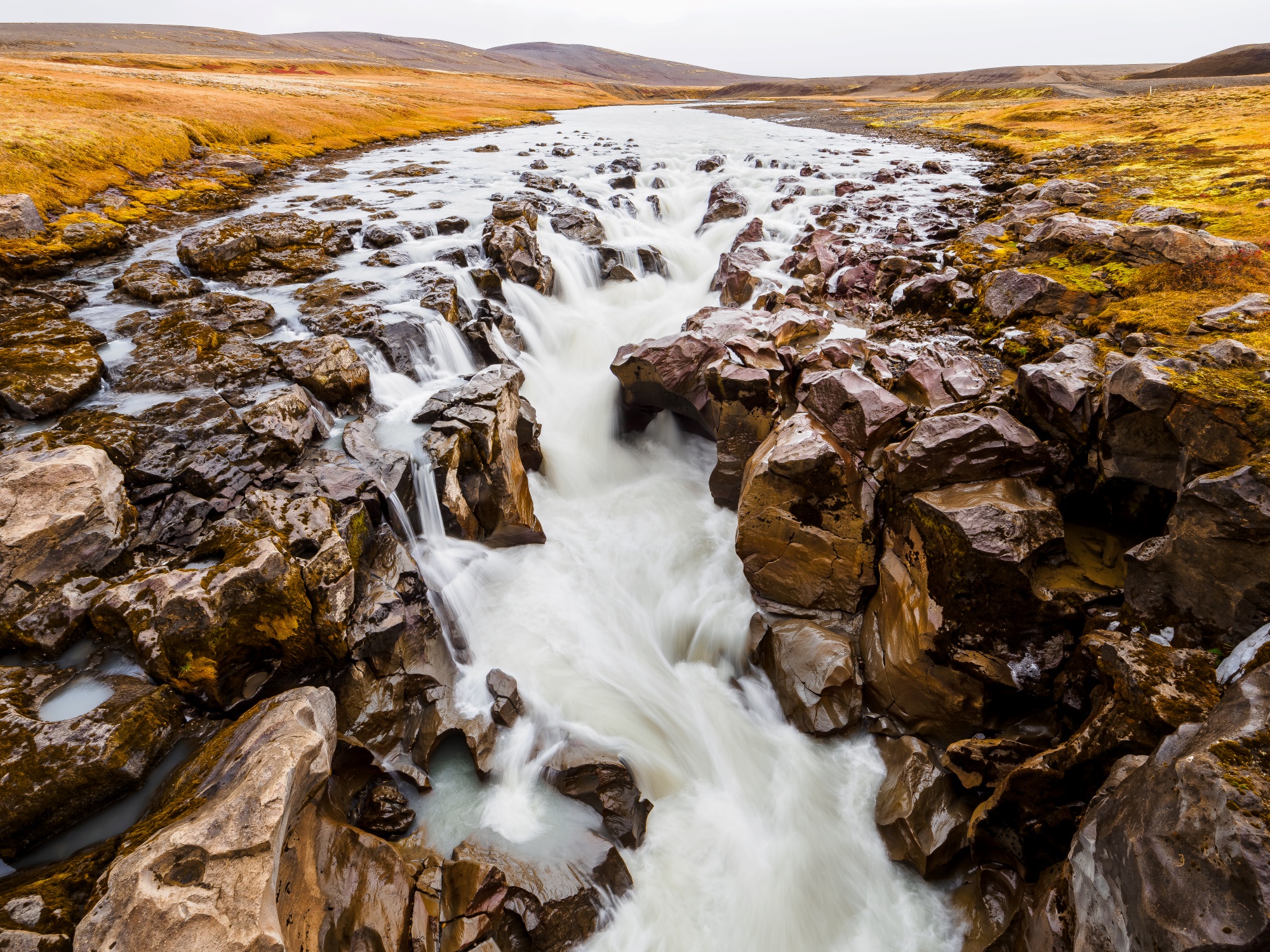 Jökulá rennur í gegnum litríkt landslag Kerlingarfjalla