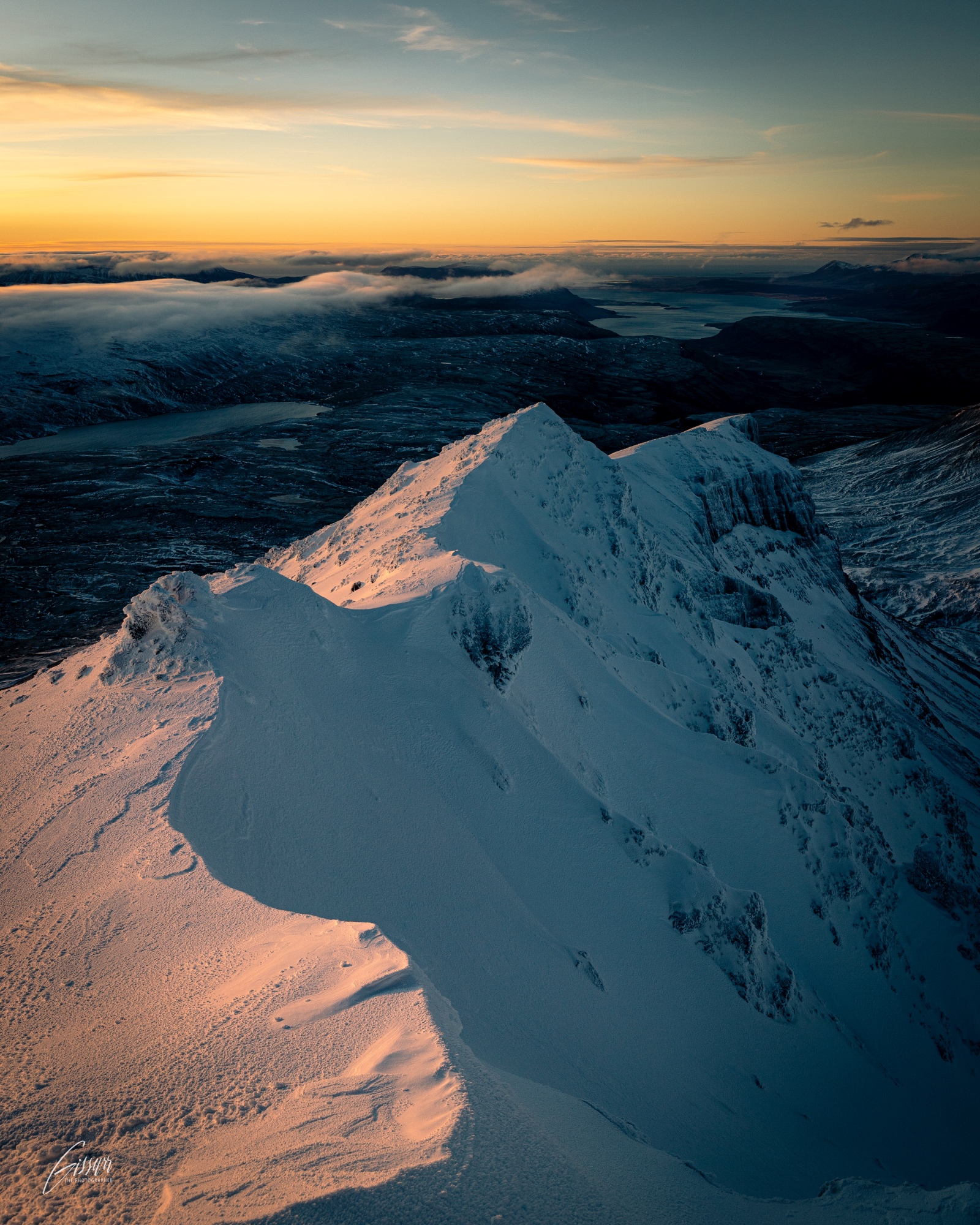 Einangruð súla í djúpum snjó á vetrardegi
